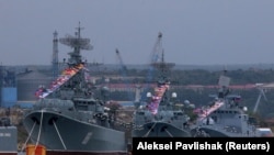 До 2014 року значну частину корабельних двигунів Росія закуповувала в Україні і країнах НАТО, однак це стало неможливим через санкції.