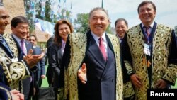 Almatyly garaşsyz syýasy gözegçi Sergeý Duwanow panteonyň ýeke kişi, 75 ýaşly Nursoltan Nazarbaýew (ortada) üçin niýetlenendigini aýdýar. 