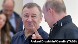 Аркадій Ротенберг (ліворуч) із президентом Росії Володимиром Путіним у окупованому Криму, 2018 рік