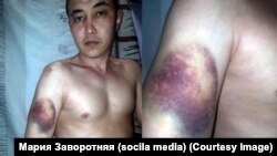 Бишкектеги №1 тергөө абагында отурган Эмилбек Кимсанов сабалды деген сүрөт. Сүрөт Кимсановдун аялы Мария Заворотняянын «Фейсбуктагы» баракчасынан алынды.