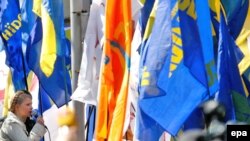 Украина -- Оппозициянын лидери Юлия Тимошенко орустардын Кара деңиз флотуна байланыштуу жаңы келишим "Украинанын тарыхына кара барак" болуп кирерин айтып, өз тарапкерлерин 11-майда митингге чакырды.