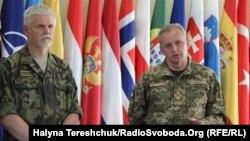 Голова Військового комітету НАТО Петр Павел (ліворуч) та начальник Генштабу ЗСУ Віктор Муженко (праворуч)