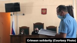 Qırım.Aqiqatnıñ serbest hadimi Vladislav Yesipenkonıñ dava oturışuvında Rusiye prokurorı. Arhiv fotoresimi