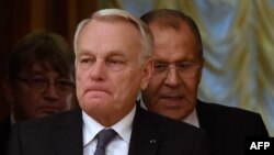 Францин арахьарчу гIуллакхийн министр Эро Жан-Марк (Jean-Marc Ayrault). Т1ехьа верг ву Оьрсийчоьнан арахьарчу гIуллакхийн министр Лавров Сергей, 2016.