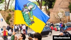 Прапор на підтримку України у війні з Росією під час однієї з акцій