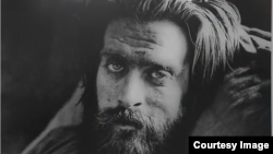 Фото одного з учасників виставки «Невідомий солдат» Девіда Джея (скріншот з сайту «Голос Америки»)