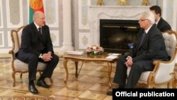 Аляксандар Лукашэнка і міністар замежных справаў Польшчы Вітальд Вашчыкоўскі падчас сустрэчы ў сакавіку 2016 году