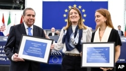 Venesuelalı Edmundo Qonsales, Avropa Parlamentinin sədri Roberta Metsola və venesuelalı siyasətçi Mariya Korina Maçadonun qızı Ana Korina Sosa Saxarov mükafatının təqdimatından sonra Strasburqda foto çəkdirirlər.