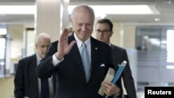 استفان دی‌میستورا، فرستاده سازمان ملل، پیشاپیش یکی از نشست‌های چندگانه صلح سوریه در ژنو که در بهار امسال در جریان بود