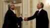 Президент России Владимир Путин (справа) приветствует президента Армении Сержа Саргсяна (слева) в своей резиденции в Ново-Огарево, 12 марта 2013 г.   