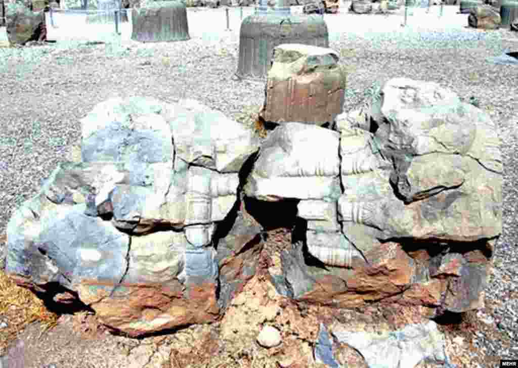 متلاشی شدن سنگ گل سرستون در کاخ صدستون بر اثر یخ‌بر شدن و دیگر عوامل رطوبتی