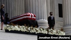 Труна з тілом Рут Бейдер Гінзбург встановлена на вході до будівлі Верховного суду США, Вашингтон, 23 вересня 2020 року