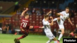 Нападающий сборной Армении по футболу Александр Карапетян забивает гол в ворота сборной Эстонии.