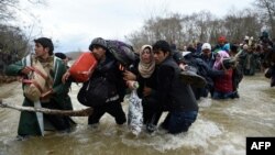 Qaçqınlar Yunanıstan-Makedoniya sərhədində.