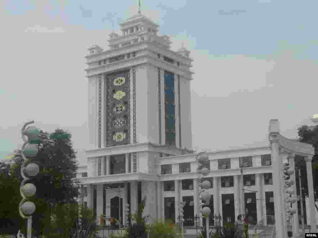 Turkmenistan -- A new building of Turkmenistan State Institute of Transportation and Communication in Ashgabat 2,  04Aug2009
