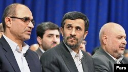 محمود احمدی‌نژاد در مراسم تودیع و معارفه دو تن از وزیران نفت کابینه‌اش. دوره مورد بررسی مقارن با حضور علامحسین نوذری (چپ)، مسعود میرکاظمی (راست)، محمد علی‌آبادی و رستم قاسمی در وزارت نفت است.