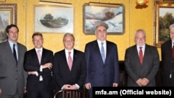Armenian Foreign Minister Zohrab Mnatsakanian (3rd left) meets with his Azerbaijani counterpart, Elmar Mamadyarov (3rd right) for talks in New York on September 23.