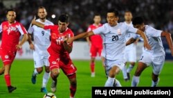 Тажикстандын курама командасынын оюнчусу Мухаммаджон Рахимов (оңдо) жана Кыргызстандын курама командасынын оюнчусу Бахтияр Дүйшөбеков (солдо). Тажикстан, Дүйшөмбү шаары. 5-сентябрь, 2019-жыл. Сүрөт: fft.tj