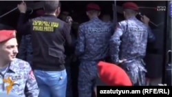 Полицейские подвергают протестующих приводу в полицию, Ереван, 5 октября 2015 г․