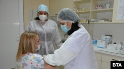 Жаҳоннинг айрим давлатларида коронавирусга қарши эмлаш ишлари олиб борилмоқда.