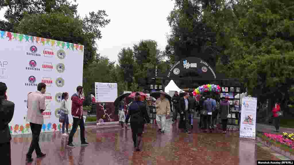 Из-за продолжавшегося полдня дождя посетителей на книжном фестивале было не так много, как ожидалось.