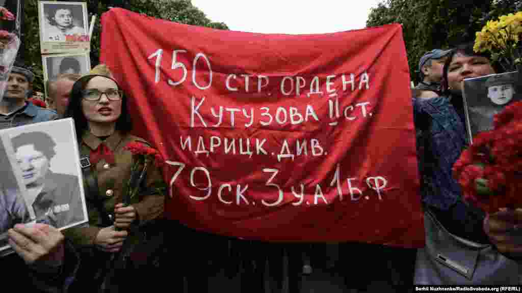 Червоних стягів було чимало &ndash; хоч на них не було жодного зображення, й законом начебто не забороняється, але чи не викликає це певні асоціації?
