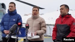 Премʼєр-міністерка Данії Метте Фредеріксен (у центрі), виконувач обовʼязків голови уряду Гренландії Муте Буруп Егеде (праворуч) і новообраний голова уряду Єнс-Фредерік Нільсен під час прес-конференції у столиці Гренландії, 3 квітня 2025 року