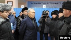 Prezident Nursoltan Nazarbaýew Žanaozende polisiýanyň işgärlerini diňleýär, 2011-nji ýylyň 22-nji dekabry.