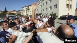 В последнее время веники и яйца стали главным оружием против оппозиционеров. С их помощью вчера было сорвано пять мероприятий бывшей правящей партии «Единое нацдвижение» в регионах