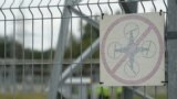 "Учимся у Украины": Польша и страны Балтии защищают энергообъекты сетями от дронов и бетонными блоками