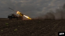 Українські військовослужбовці 92-ї окремої десантно-штурмової бригади ведуть вогонь з реактивної системи залпового вогню БМ-21 «Град» по російських позиціях у Харківській області, Україна, 15 травня 2024 року