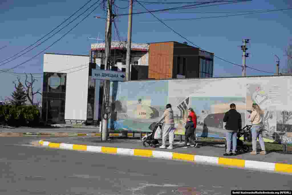 Раманаўка, прадмесьце Ірпяня.Зьлева — фота 7 сакавіка 2022 году, справа — з сакавіка 2025 году