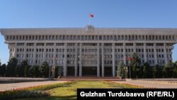 Жогорку Кеңеш жана президент иштеген имарат. Иллюстрациялык сүрөт.