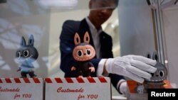 Цацкі Лабубу перад міжнародным аўкцыёнам у Пэкіне, Кітай, 6 чэрвеня 2025 году