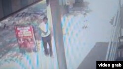 Шектүү кызды ээрчитип бара жатканы видео байкоого түшүп калган. 