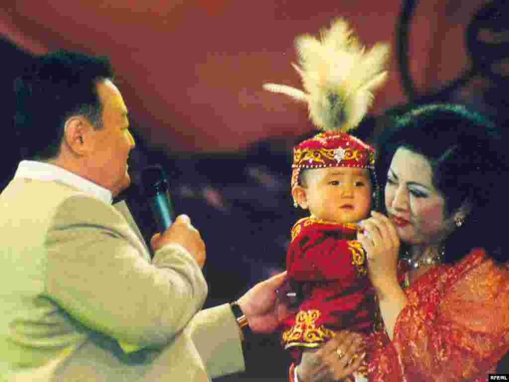 Мерейдің тұсаукесерінде ақ тілектер ағылды. 2003 жыл. -  Тусау кесер Мерей Заманбеккызы.2003.