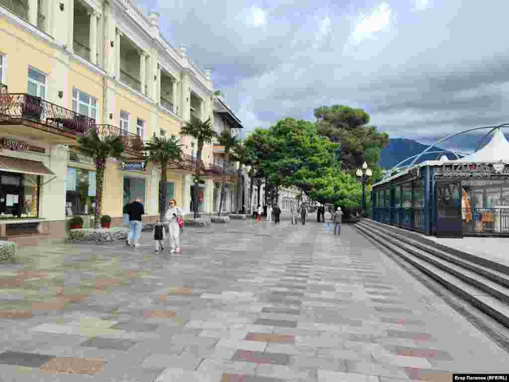 Відпочивальників явно мало в жовтні у Ялті