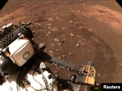 عکسی از اولین حرکت مریخ‌نورد ناسا بر سطح مریخ که رد چرخ‌ها را هم نشان می‌دهد، ۴ مارس ۲۰۲۱