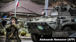 Російський миротворець вигукує «Не знімати!» на КПП на околиці Степанакерта в Нагірному Карабасі. 13 листопада 2020 року