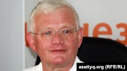  Член президиума оппозиционной партии "ОСДП Азат" Петр Своик, во время онлайн-конференции на  Азаттык. Алматы, 9 августа 2012 года. 