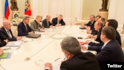 جان کری می گوید، در دیدار با رییس جمهوری روسیه  در خصوص مساله سوریه و اوکراین بحث و گفت وگو شد.