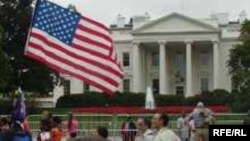 رييس جمهوری آمريکا «حکم توقيف اموال دولت ايران در آمريکا که پس از گروگان گيری در سفارت اين کشور درتهران» صادر شده بود، را برای يک سال ديگر تمديد کرد.