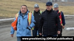Президент Садыр Жапаров и внешний управляющий Тенгиз Болтурук на руднике «Кумтор». 15 июня 2021 года. 
