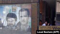 تصویری از حسن نصرالله (چپ)، رهبر گروه حزب‌الله لبنان، در کنار بشار، رییس‌جمهوری سوریه.