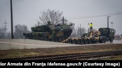 Un tanc Leclerc al armatei franceze este descărcat din tren pe rampa special amenajată în gara Voila. Pentru a ajunge la Cincu, el este încărcat apoi pe un transportor rutier.