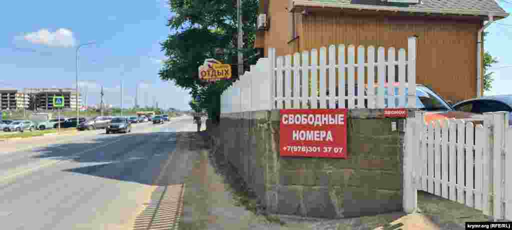 Всюди розміщені оголошення про наявність вільних номерів