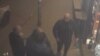Кадър от охранителна камера пред магазин на ул. "Лев Толстой" в Пловдив. Вижда се мъж с тръба в лявата ръка, който проявява агресия към трима от потърпевшите. Минути по-късно на мястото идват още четирима мъже, облечени в черно.