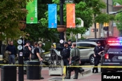 Poliția și agenții FBI sosesc la locul atacului în care mai multe persoane au fost rănite, în Boulder, Colorado, 1 iunie 2025.