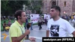 Դավիթ Սանասարյանը Հանրապետության հրապարակում հոսանքի թանկացման դեմ ակցիայի ժամանակ, 28-ը հուլիսի, 2015թ.