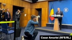 Premierul Bolojan a făcut primele precizări privind așa-numitul pachet II, vineri, 11 iulie. Pe lângă aspectele concrete, explicațiile erau de natură să tempereze opoziția față de primul pachet de reduceri, care viza largi categorii sociale, înaintea moțiunii de cenzură.